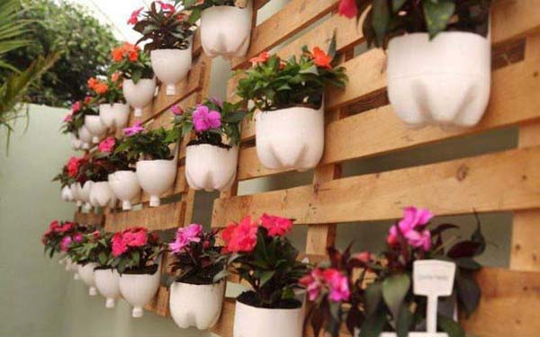 Jardim vertical com garrafas Pet